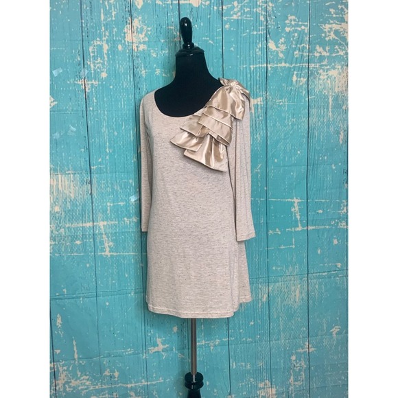 V Cristina beige 3/4 sleeves bow detail top size Medium - Picture 9 of 9